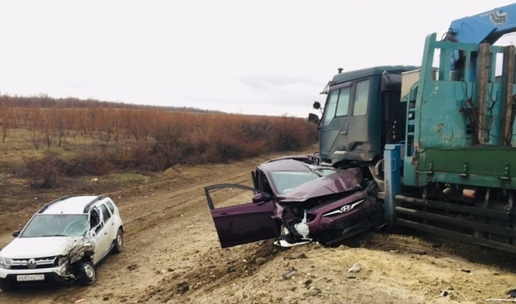 На границе Камышинского и Дубовского районов на федеральной дороге столкнулись пять машин, в том числе рейсовый автобус: шесть пострадавших