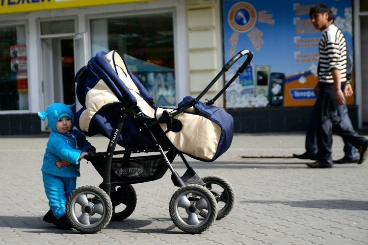 В Камышине в соцсетях бурю эмоций вызвала манера молодых горожанок бросать малышей с колясками на улице и уходить в магазин