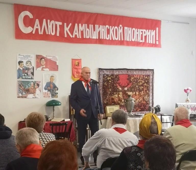 Спикер Камышинской городской думы Владимир Пономарев показал, что красный галстук к лицу в любом возрасте, если ты в душе пионер