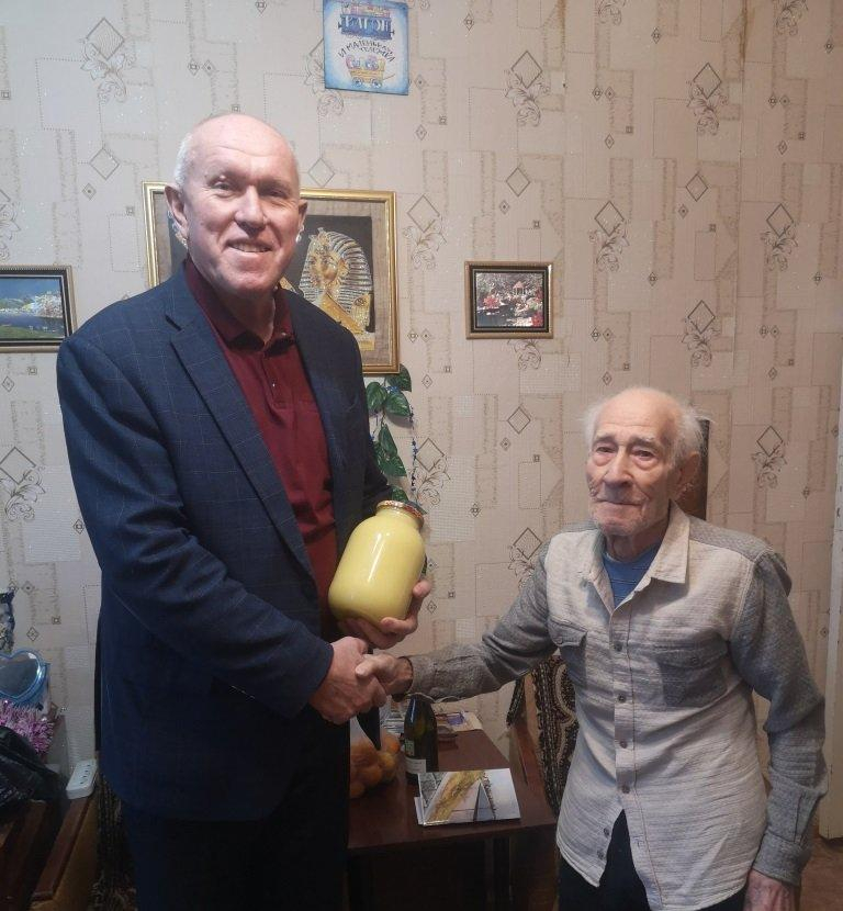 Спикер Камышинской городской думы Владимир Пономарев совершил новогодний представительский визит с банкой, чем загадал загадку камышанам