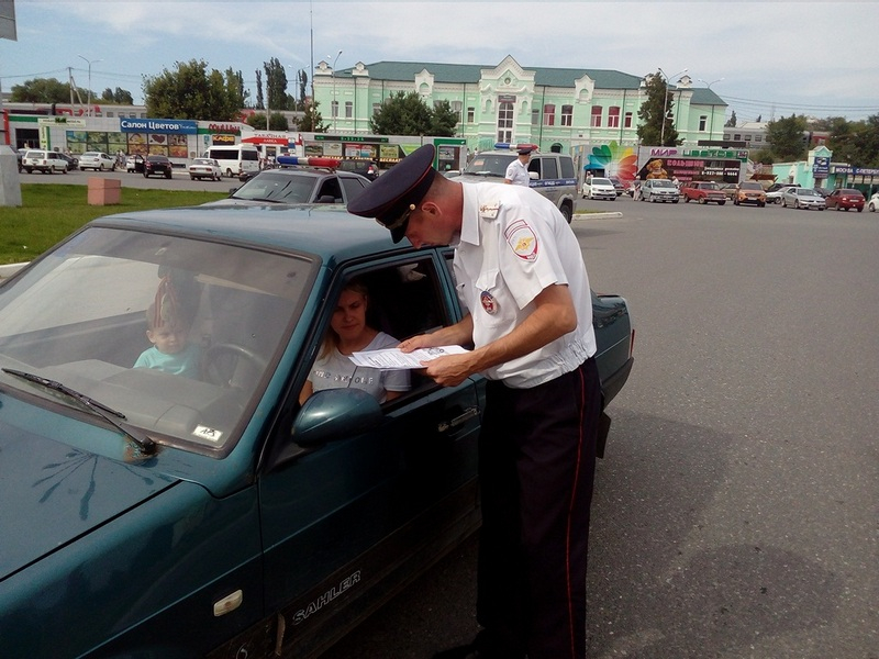 Сотрудники ГИБДД вручили водителям в Камышине буклеты по правилам перевозки детей