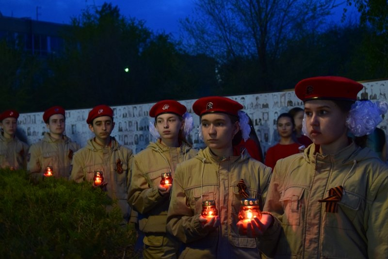 В Камышине участники шествия «Георгиевская лента» зажгли поминальные свечи у «Стены памяти»