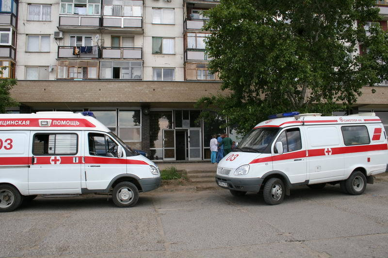 «Из-за этой глупой халатности умер человек»: водители Камышина выселяют с парковки «скорую помощь»: портал V1.RU