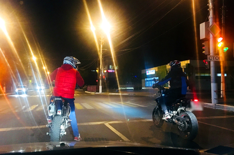 В Камышине на центральной улице города разразилась  одиночная гонка на мотоциклах
