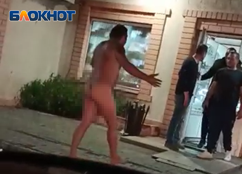 В небольшом российском городке Крымске голый мужчина вломился в магазин с едой и прокричал о несправедливости мира