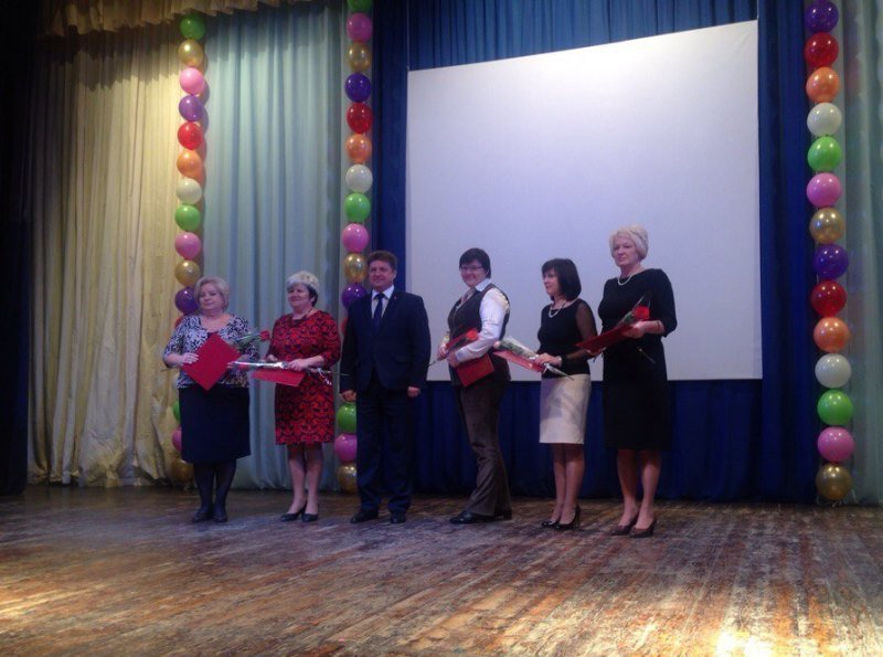 К Дню учителя пять педагогов Камышина получили ключи от заветных квартир и денежные премии