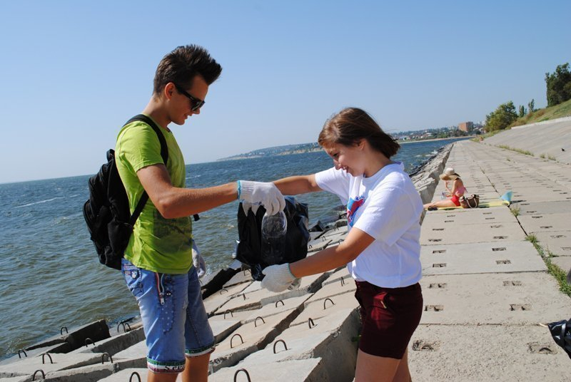 Волонтеры «Планеты молодых» очистили от мусора  берег Волги в Камышине