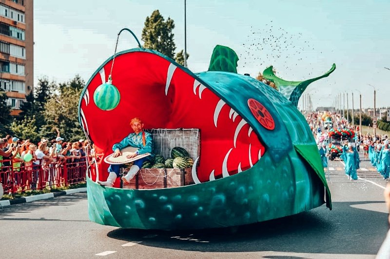 Почему из программы Арбузного фестиваля убрали самую зрелищную его часть - парад-маскарад по мосту? - камышанка