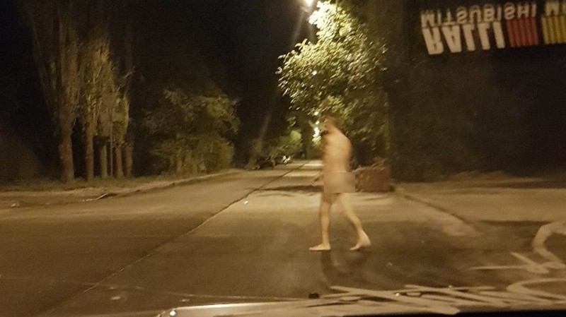 На видео попал голый мужчина, расхаживающий по ночным улицам, - «Блокнот Волжского»