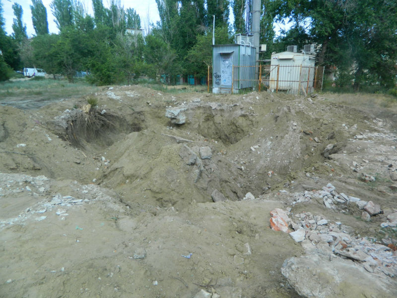 Таинственные раскопки в центре Камышина: в администрации не знают, кто выкопал яму