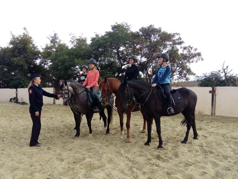 В Камышине юные воспитанники конного клуба готовятся к межклубным соревнованиям