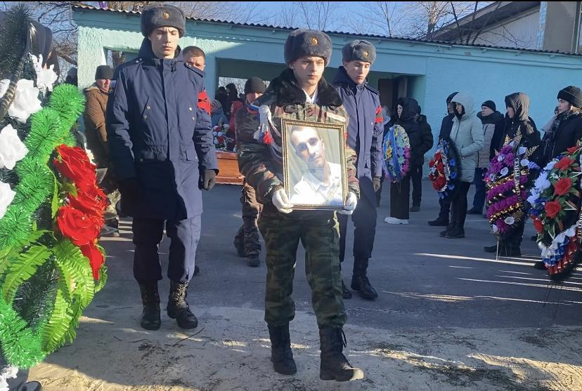 На родном хуторе в Котельниковском районе отдали все воинские почести погибшему в СВО 27-летнему Максиму Зайнуллину