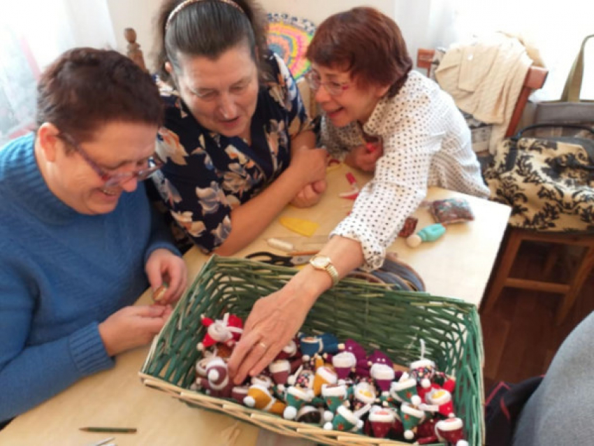 Умельцы Семейного центра мастерства и ремесел при Никольском соборе Камышина сшили 58 кукол для рождественских подарков