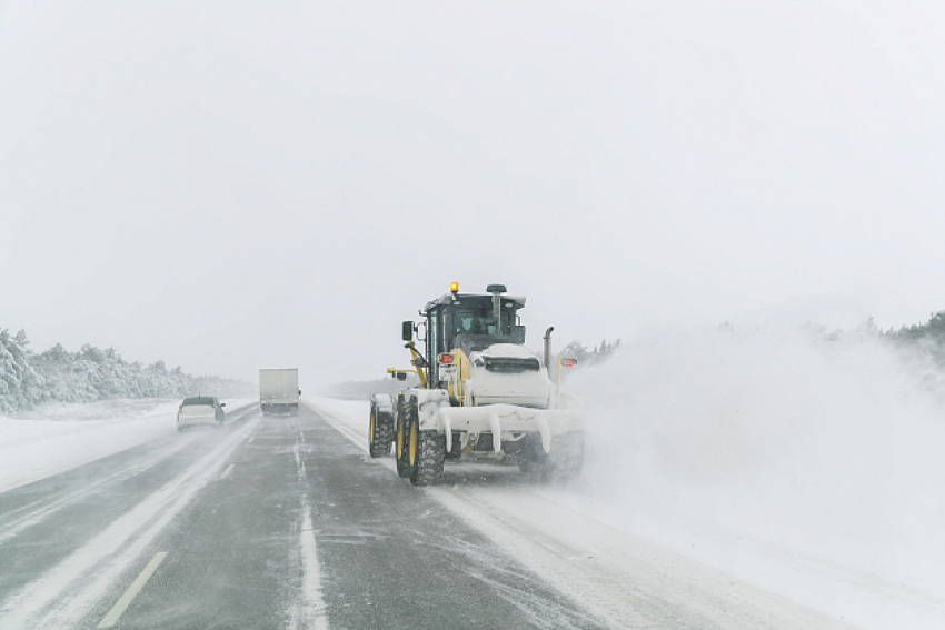 Тысячи тонн смеси ушло на обработку трасс в Волгоградской области в снегопад