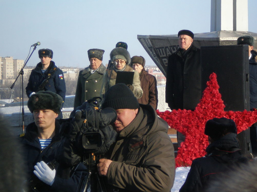 В Камышине на митинге в честь 2 февраля «загорелись» звезды из живых гвоздик