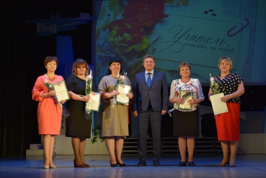 Станислав Зинченко вручил премии по 25 тысяч рублей пяти камышинским учительницам и воспитательницам 