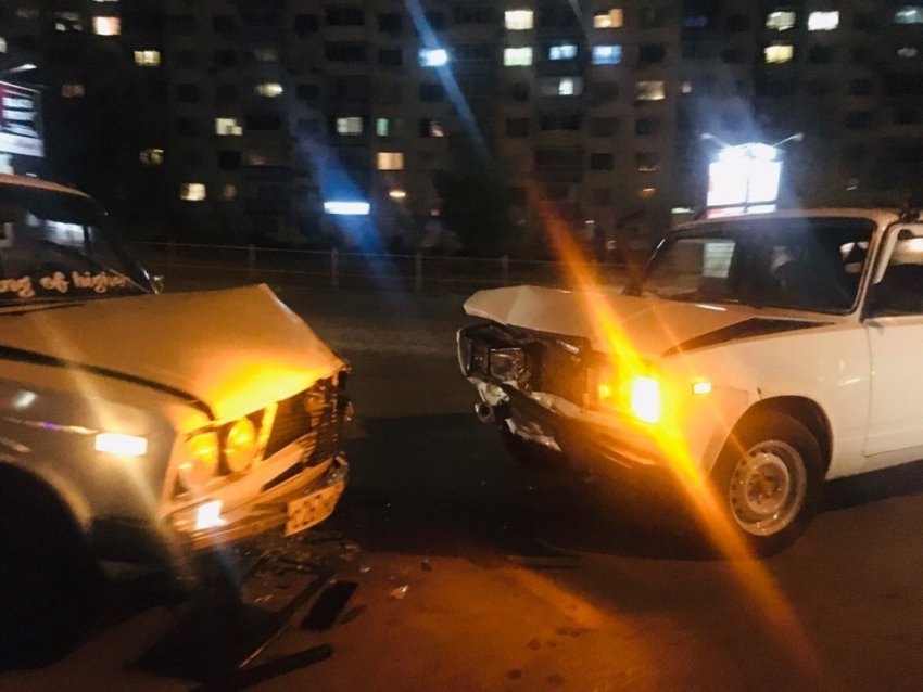 В Камышине два отечественных автомобиля не смогли поделить дорогу