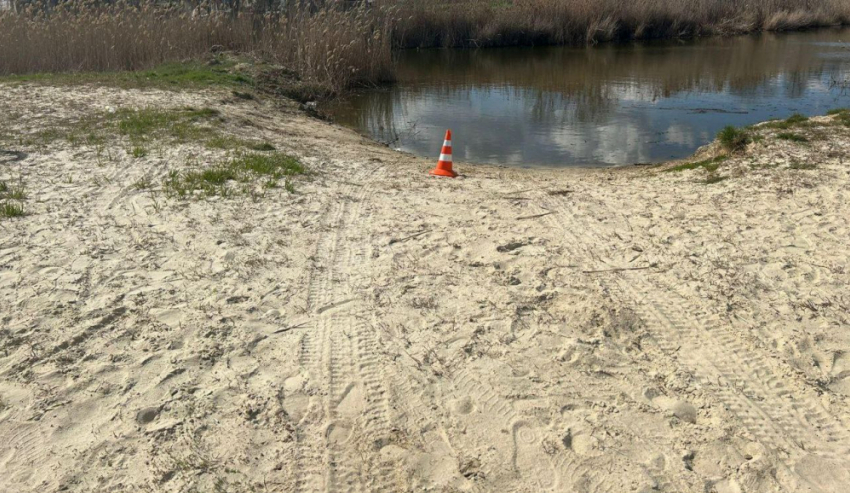 Иномарка с девушкой рухнула в воду в Камышинском районе: девушка жива