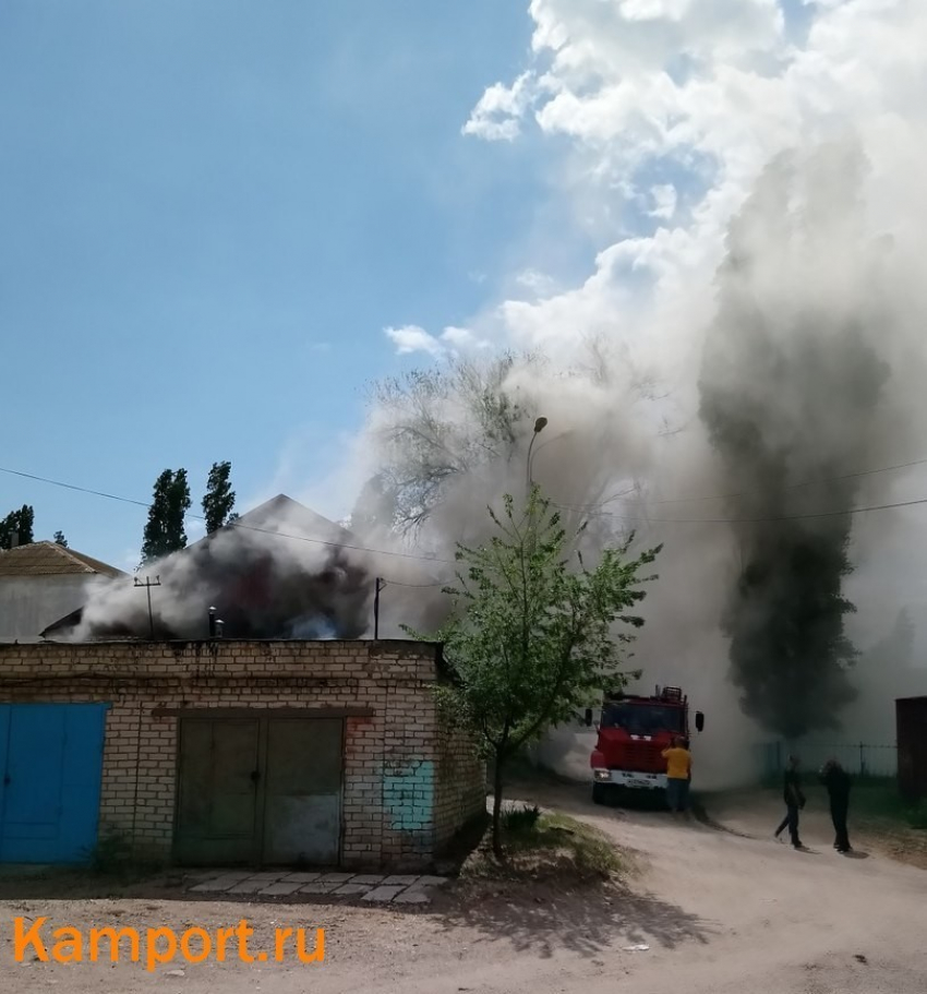 На улице Советской в Камышине сгорел сарай-гараж