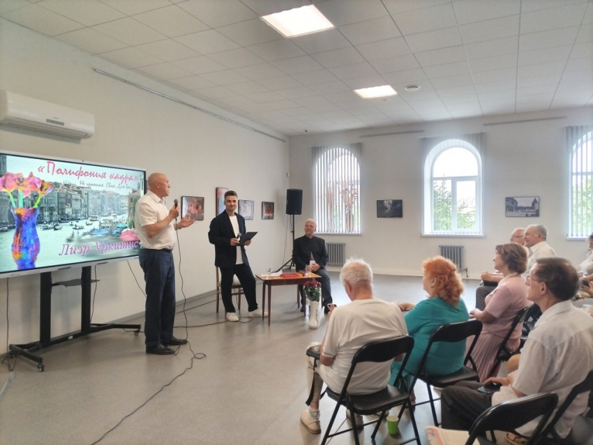 Спикер Камышинской городской думы Владимир Пономарев сказал речь на фотовыставке
