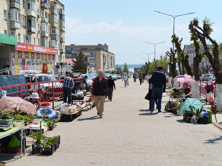 В Камышине проверяющие нагрянули на стихийный рынок на улице Ленина 
