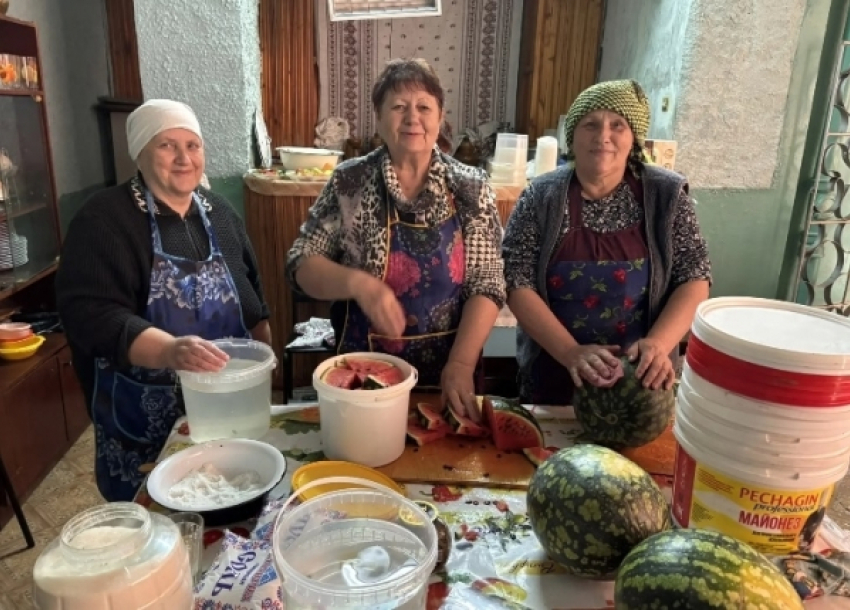 Неравнодушные селянки из глубинки Камышинского района насолили арбузов и капусты бойцам на передовую СВО