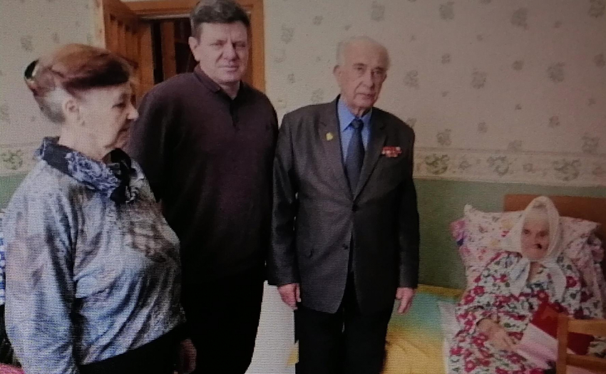 Замглавы администрации Камышина Юрий Бачурин приехал поздравить 100-летнюю участницу Великой Отечественной войны