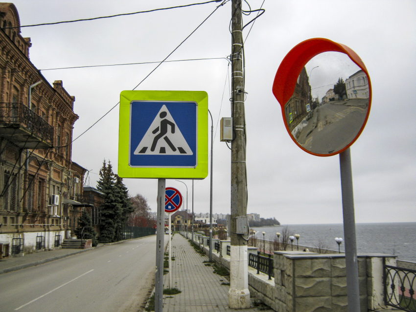 А сферическое зеркало здесь помогает водителям! - камышанка
