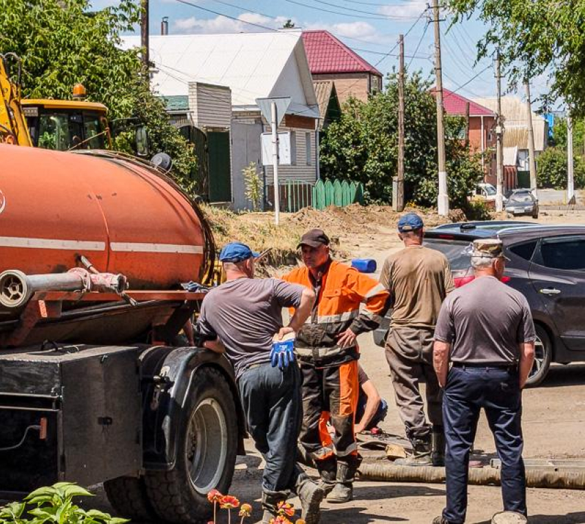 В Камышине на улице Советской у недостроенной поликлиники положили новый асфальт - эксклюзив в городе? (ВИДЕО)