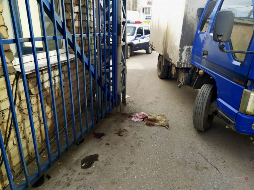 Сорвавшийся с тормозов грузовик насмерть задавил водителя, - «Блокнот Волгограда"