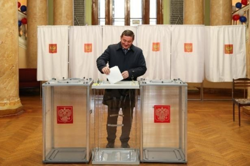 В Волгограде губернатор Андрей Бочаров стал первым избирателем на участке в планетарии