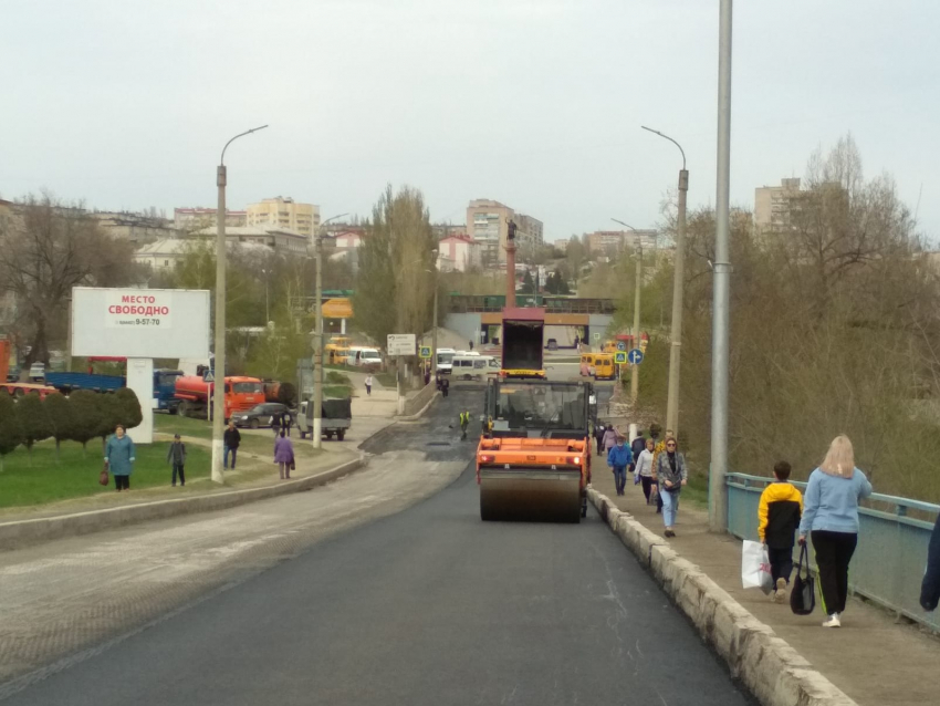 У камышан на временно пешеходном Бородинском мосту появились сомнения, успеют ли его открыть вечером 20 апреля