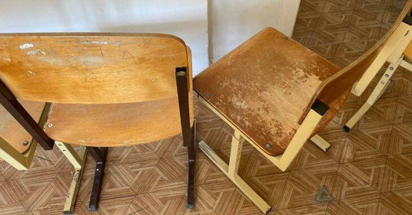 Камышинской учительнице, «уволившей» председателя комитета по образованию, отомстили старой мебелью в классе?