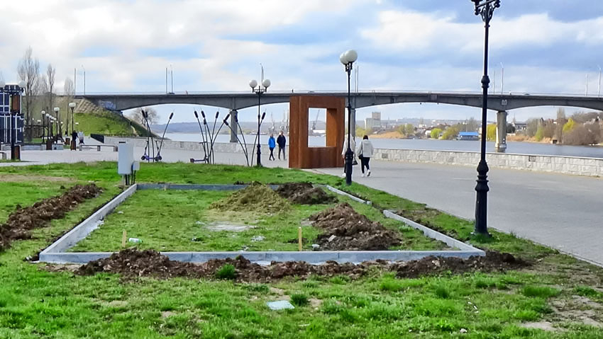 Горожане интересуются, что строится на набережной рядом с декоративными «камышинками» - артобъектом, украшающим эту прогулочную зону