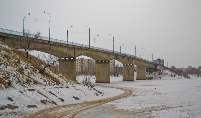 В Камышине спасатели сняли «смертника» с ограждения Бородинского моста