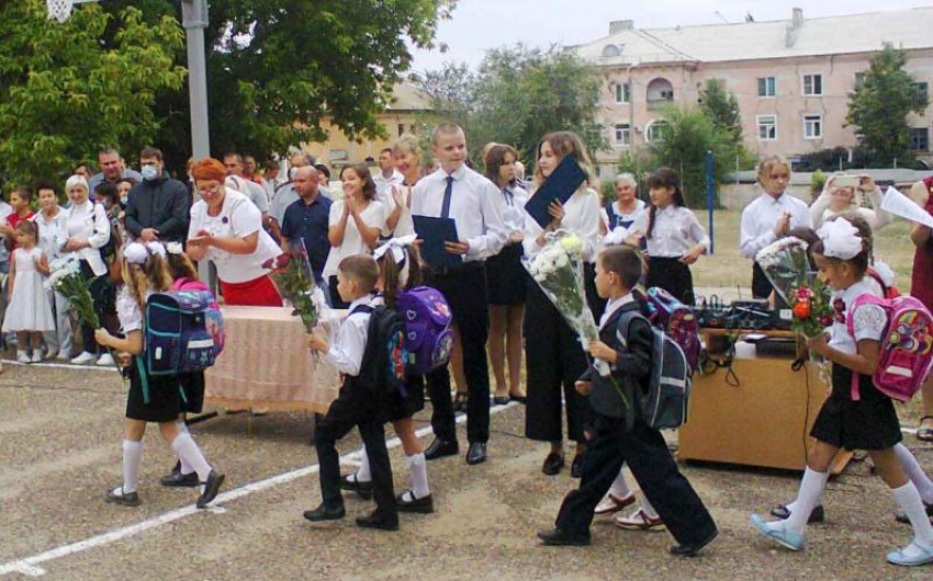 Жители Волгоградской области массово высказываются против подарков учителям 1 сентября 