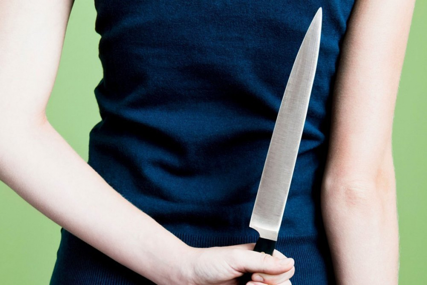 В Камышине жена ударила мужа в шею ножом во время застолья 