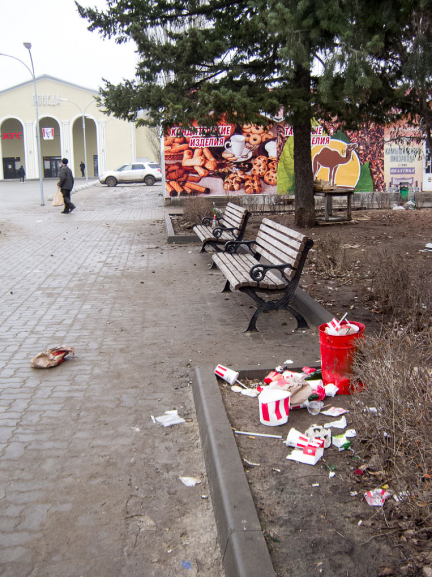 Посетители KFC в Камышине завалили использованной одноразовой посудой все  урны и все окрестности вокруг 