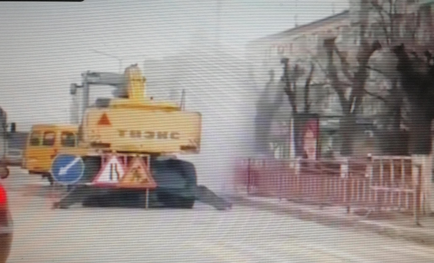 Горожане запечатлели на камеры коммунальный фонтан на центральной улице Ленина в Камышине (ВИДЕО)