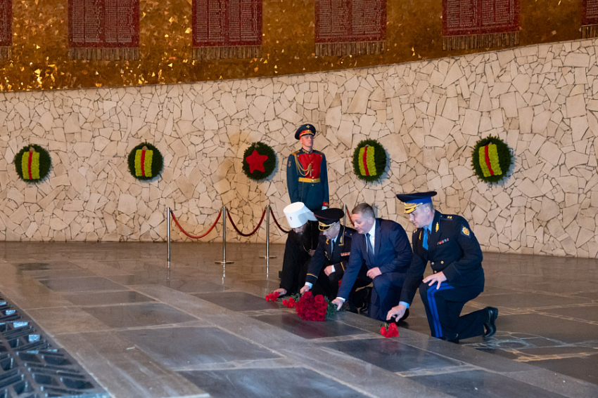 Губернатор Андрей Бочаров в ночь на 22 июня преклонил колени перед памятью погибших, об участии в акции  главы Камышина Станислава Зинченко ничего не сообщается