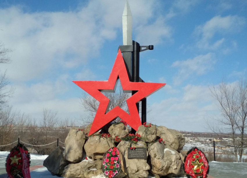 Камышане «недосчитались» памятных плит погибшим участникам СВО в паспорте камышинского мемориала на третьем городке