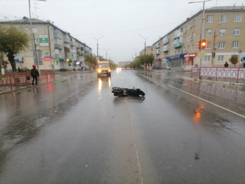 В Камышине на мокрой от дождя улице Ленина скутерист сбил пожилую женщину