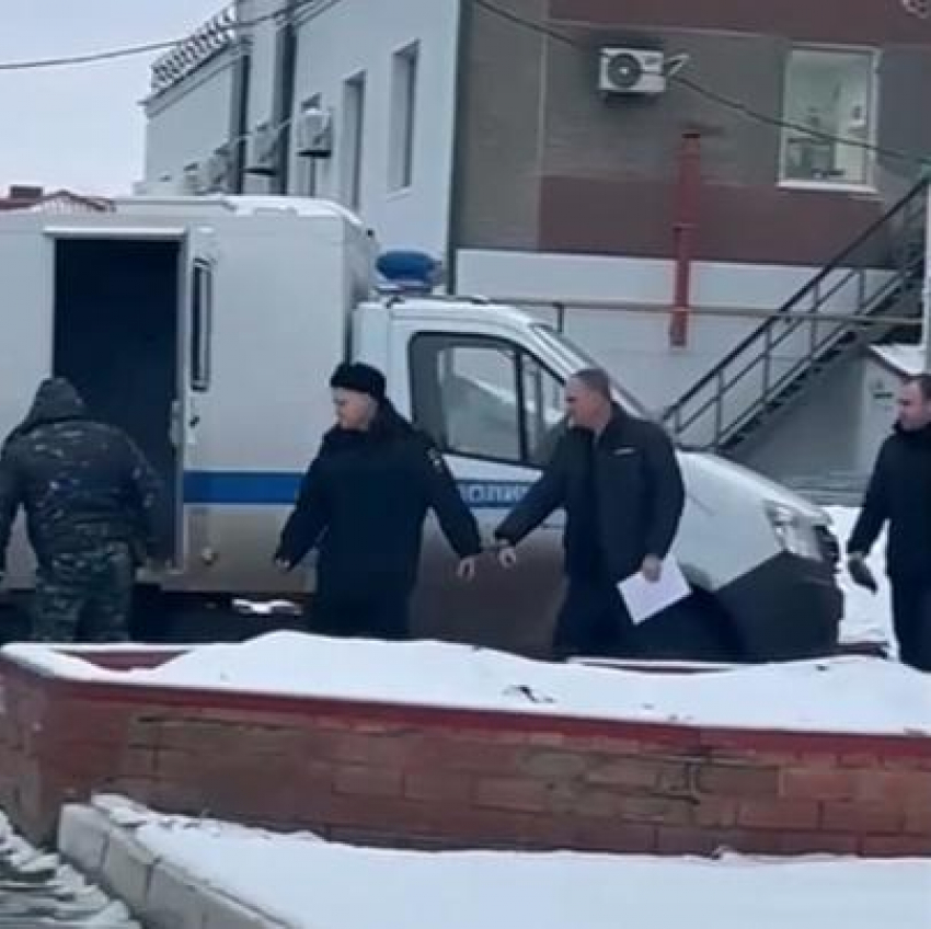 Почему главу муниципалитета в Волгоградской области в наручниках препроводили в автозак?