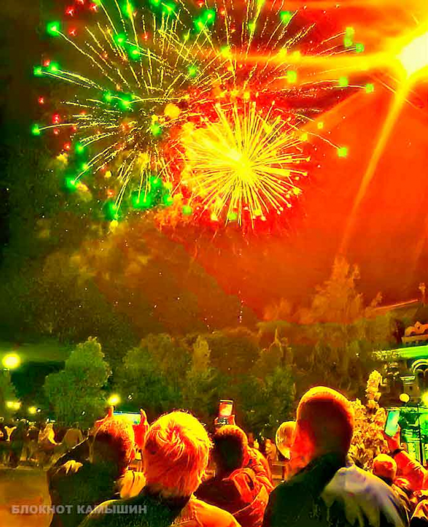 Администрация Камышина объявила о сюрпризе для камышан на Арбузном фестивале - сразу двух фейерверках 27 и  28 августа 