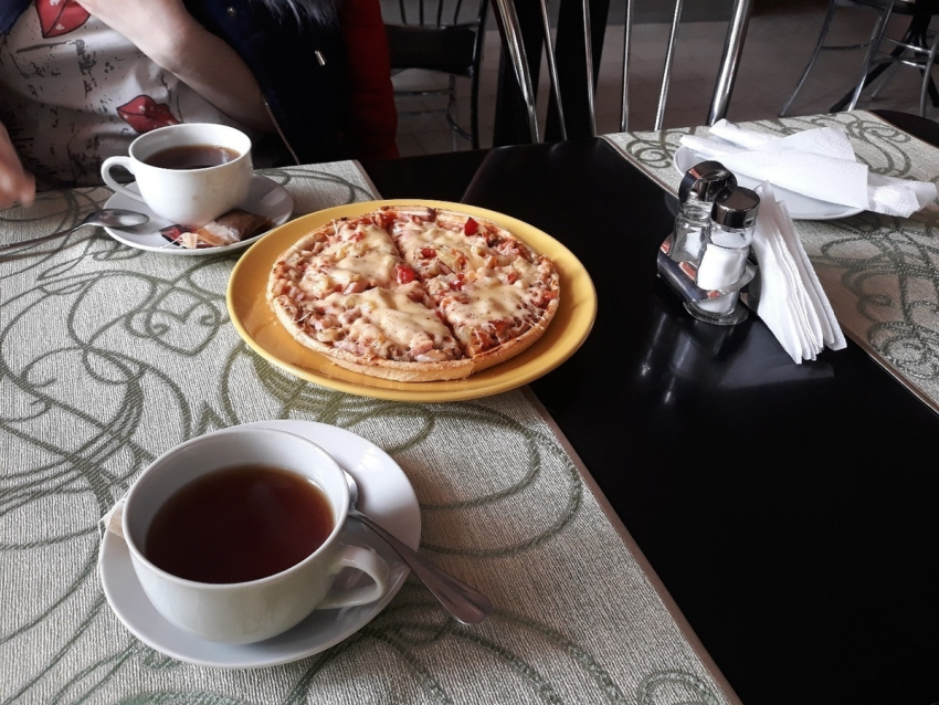 В Камышине посетителей приличного кафе заставили есть пиццу из одной тарелки