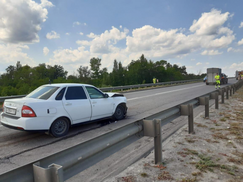 На московской трассе «Приора» молодого водителя неудачно «догнала» прицеп «Тойоты"