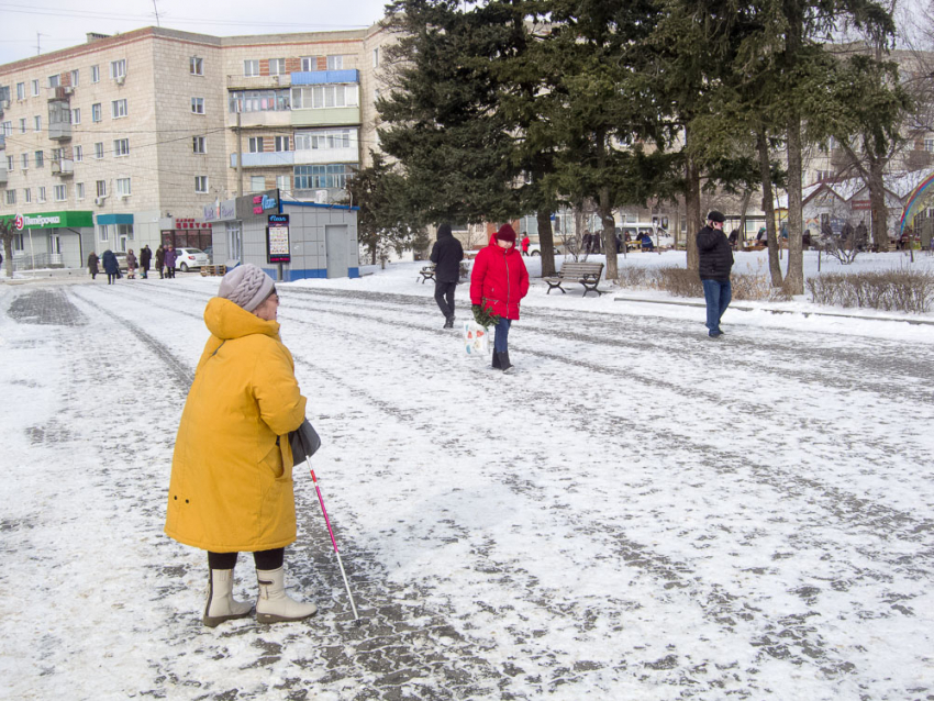 В Камышине центральные улицы расчистили от снега, но не посыпали, на них скользко