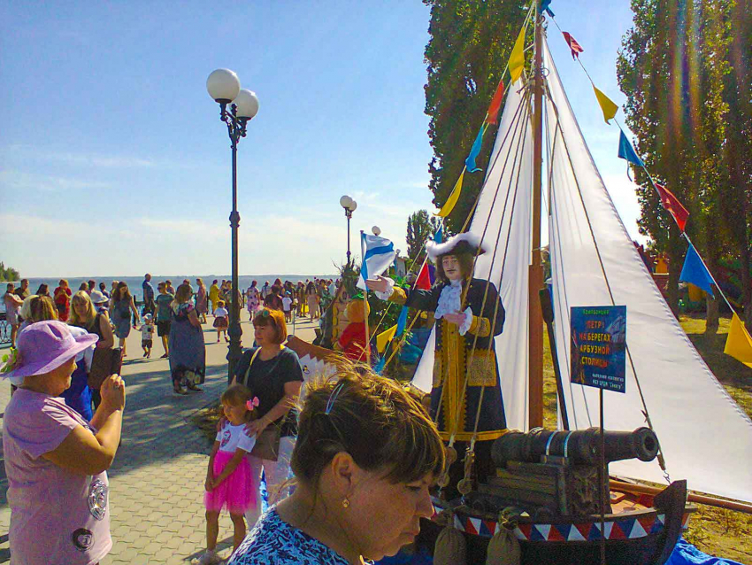 Камышане встретили Петра Первого, прибывшего на Арбузный фестиваль под парусами повторить: «Зело - отменный плод!"