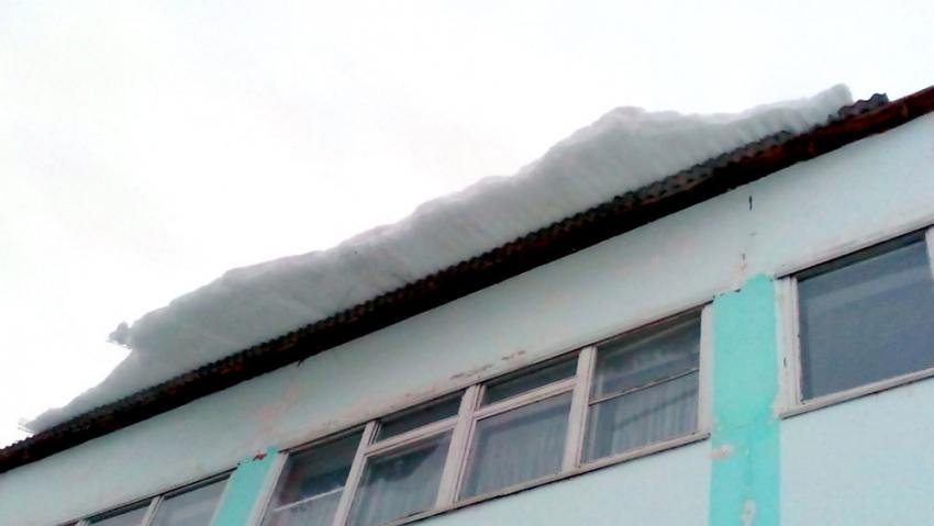 В Камышине в школе №7 с крыши свешивается опасная шапка снега, близко к которой внизу ходят дети
