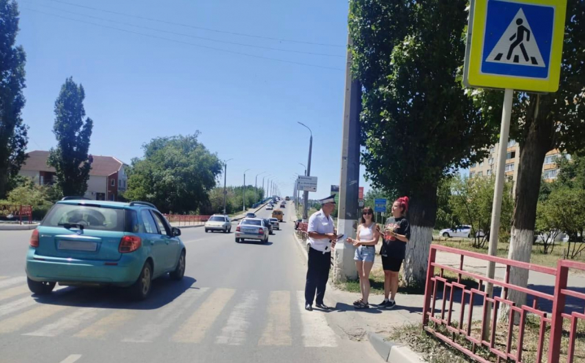 В Камышине гоавтоинспекторы вышли на улицы города  «вживую» пообщаться с пешеходами